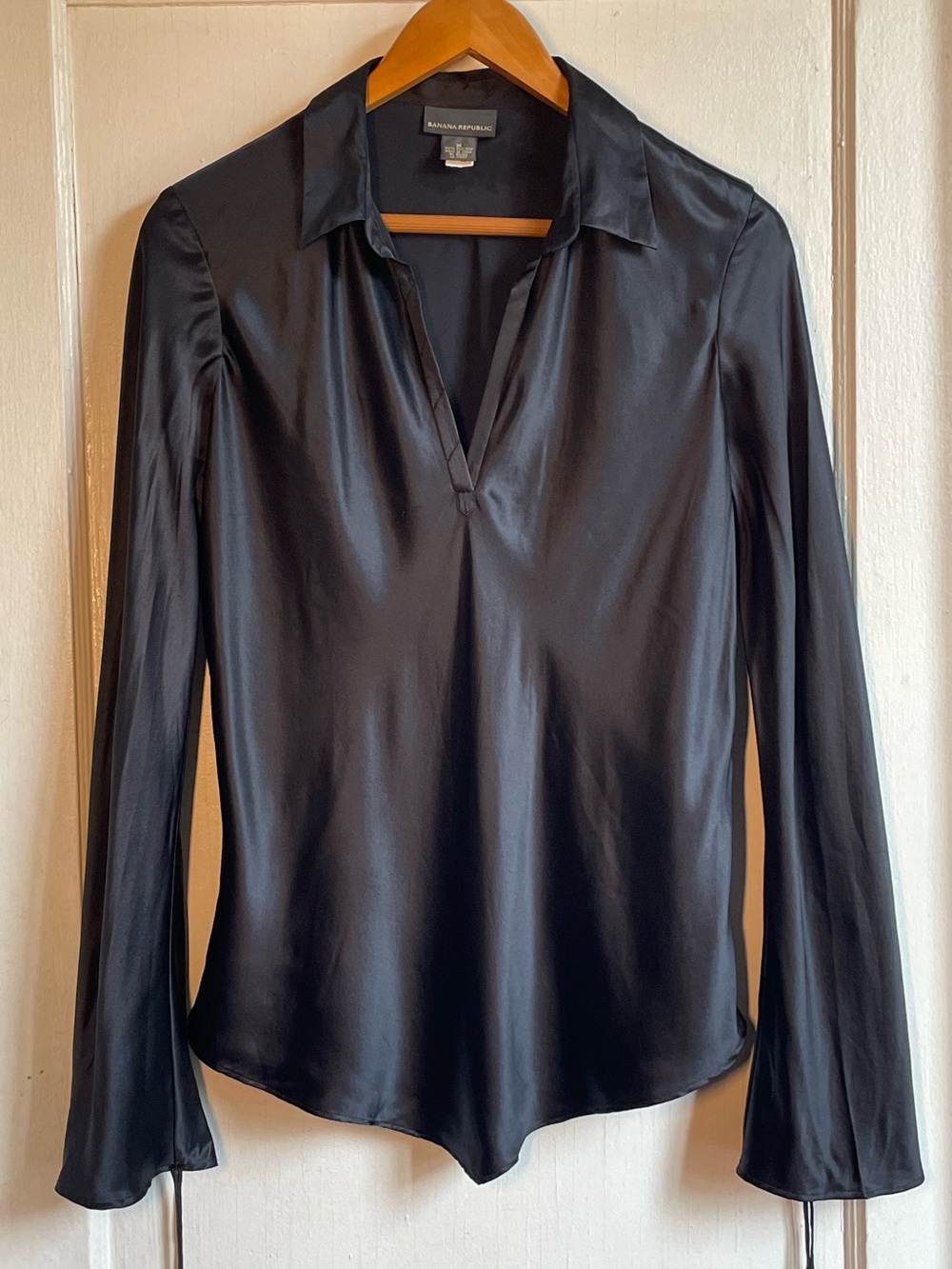 Banana Republic 100% Silk Satin Black Women’s Blouse M - V-Neck Tie Cuff Work